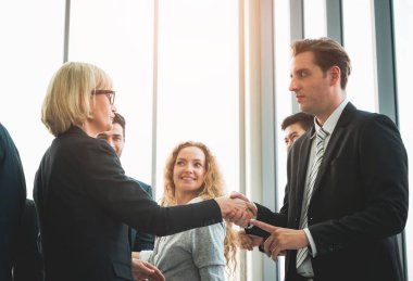 İş Adamları Toplantısı Konferansı Kurumsal Konsepti ofiste. Seminer Konseptinde çok ırklı Çok Irklı İşadamları Ekibi.