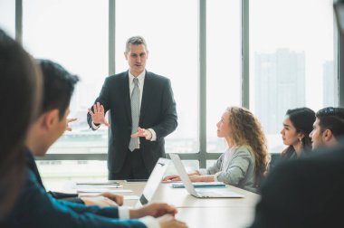 İş Adamları Toplantısı Konferansı Kurumsal Konsepti ofiste. Seminer Konseptinde çok ırklı Çok Irklı İşadamları Ekibi.