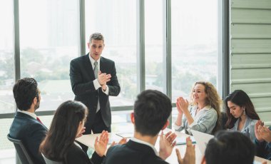 İş Adamları Toplantısı Konferansı Kurumsal Konsepti ofiste. Seminer Konseptinde çok ırklı Çok Irklı İşadamları Ekibi.