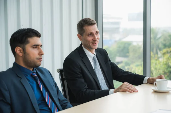 Les Gens Affaires Travaillant Dans Fond Bureau — Photo