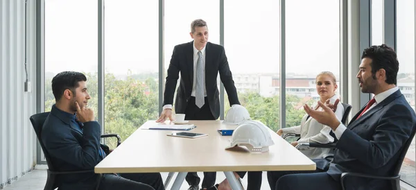 Führungskräfte Des Bauingenieurwesens Während Der Konferenzdiskussion Mit Professioneller Teamarbeit Geschäftsleute — Stockfoto