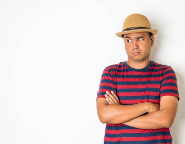 27-35 yaşlarındaki Asyalı erkekler düşünüyor ve surat asıyorlar. Kafaları karışık, anlamıyorlar, merak ediyorlar. Bu fotoğraf stüdyoda çekildi. Beyaz bir arka planı var.