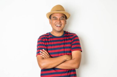 27-35 yaşlarındaki Asyalı bir adamın portresi şu anda keyif verici bir şekilde eğleniyor ve sevinç ve mutluluğu ifade etmek için kollarını kavuşturuyordu.