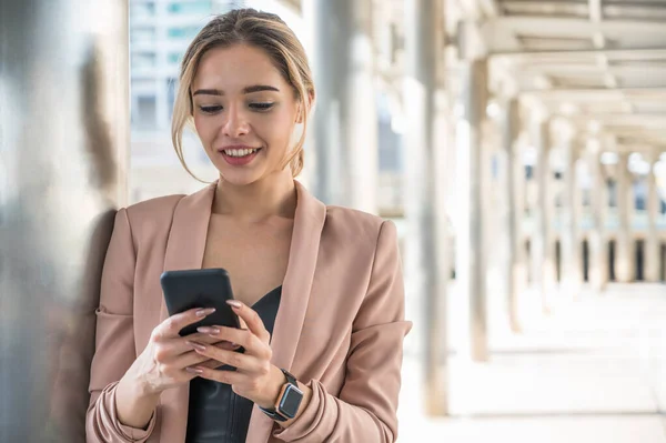 Portrait Sourire Jolie Jeune Femme Affaires Utilisant Téléphone Sur Fond — Photo