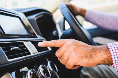 Erkek elini kapat ve arabadaki klimayı kontrol et. Arabadaki soğutma sistemi..