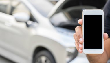 Bozuk arabanın yanındaki akıllı telefonun boş ekranı.