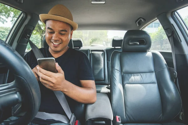Joven Asiático Hombre Usando Smartphone Mientras Conducir Coche — Foto de Stock