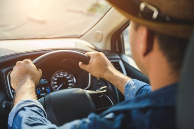 Asyalı erkekler dikkatli sürüyorlar. Ve bu yolculukta mutlu bir şekilde gülümse