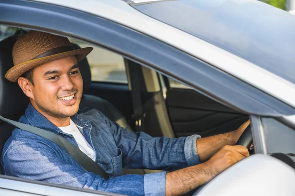 Asyalı erkekler dikkatli sürüyorlar. Ve bu yolculukta mutlu bir şekilde gülümse