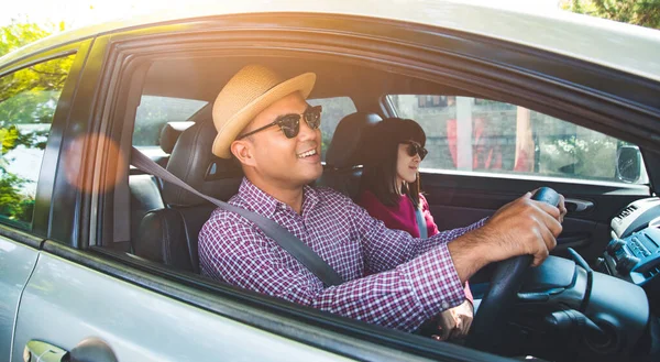 Feliz Momento Pareja Asiático Hombre Mujer Sentado Coche Disfrutando Del — Foto de Stock