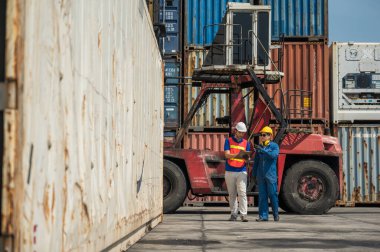 Foreman ve rıhtım çalışanları kargo limanında pano tutuyor. Ticari Lojistik İthalat İhracat Nakliye Konsepti.