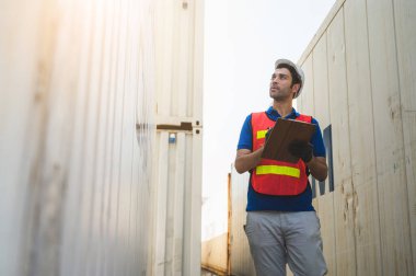 Foreman konteyner kargo limanında çalışıyor. Ticari Lojistik İthalat İhracat Nakliye Konsepti.