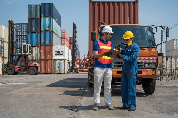 クリップボードを保持コンテナ貨物港でチェック作業フォアマンとドックの労働者のスタッフ ビジネス物流輸出入輸送コンセプト — ストック写真