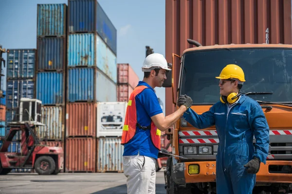コンテナ貨物港での成功のために握手を交わし フォアマンとドックの労働者のスタッフ ビジネス物流輸出入輸送コンセプト — ストック写真