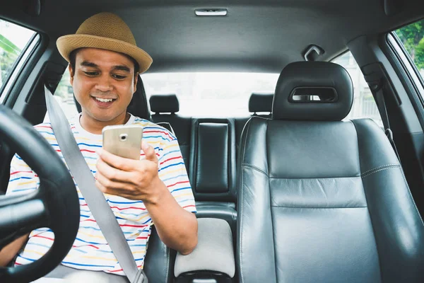 Joven Asiático Hombre Usando Smartphone Mientras Conducir Coche — Foto de Stock