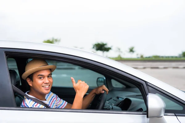 Joven Asiático Hombre Mostrando Pulgar Arriba Mientras Conducción Coche — Foto de Stock