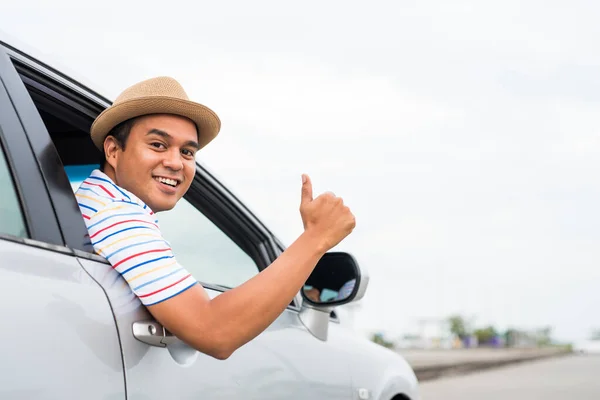 Joven Asiático Hombre Mostrando Pulgar Arriba Mientras Conducción Coche — Foto de Stock