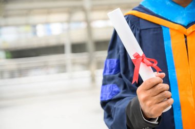 Mezuniyet şapkası eğitim kavramını barındıran mezuniyeti kapat