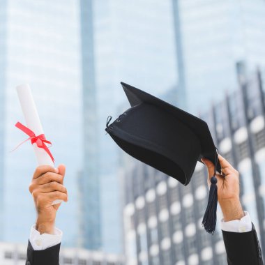Diploma ve Şapka Eğitimi konseptine sahip Mutlu Mezuniyetler.