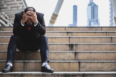 İş adamları stresli, işsizlik, stres, sıkı çalışma gibi konularda ellerini başlarının üstüne koyuyorlar.