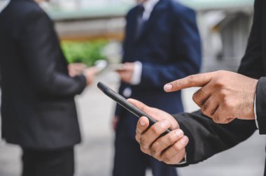 İş grupları iş bağlantıları, ticaret, iletişim, hisse senedi, finans ve teknoloji için cep telefonu kullanıyor.