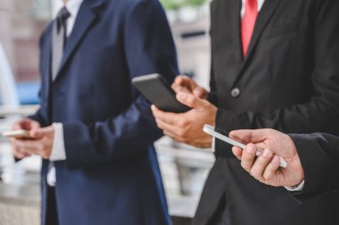 İş grupları iş bağlantıları, ticaret, iletişim, hisse senedi, finans ve teknoloji için cep telefonu kullanıyor.