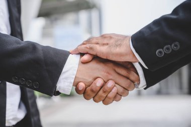 İş adamları iş teklifi yapmak için el sıkışıyor.