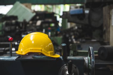 Endüstride güvenlik kaskları. Depo çalışanı şapkası..