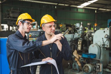 Endüstriyel işçiler büyük sanayi tesislerinde pek çok cihazlı projeler üzerinde çalışıyorlar..