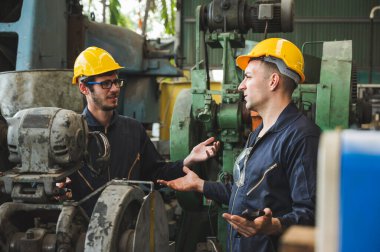 Endüstriyel işçiler büyük sanayi tesislerinde pek çok cihazlı projeler üzerinde çalışıyorlar..