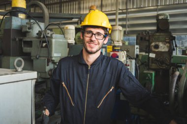 Endüstriyel işçiler büyük sanayi tesislerinde pek çok cihazlı projeler üzerinde çalışıyorlar..