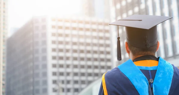 Οπίσθια Όψη Των Αποφοίτων Ενταχθούν Στην Τελετή Αποφοίτησης Στο Πανεπιστήμιο — Φωτογραφία Αρχείου