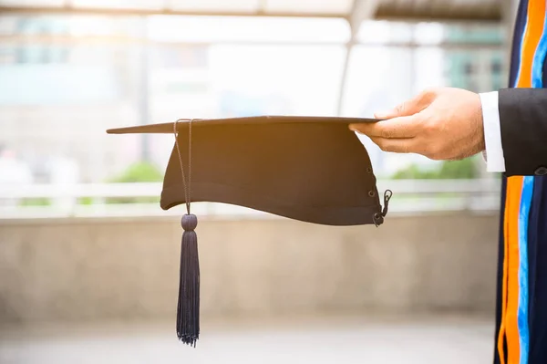 Κοντινό Πλάνο Απόφοιτος Κρατώντας Καπέλο Αποφοίτησης Έννοια Εκπαίδευσης — Φωτογραφία Αρχείου