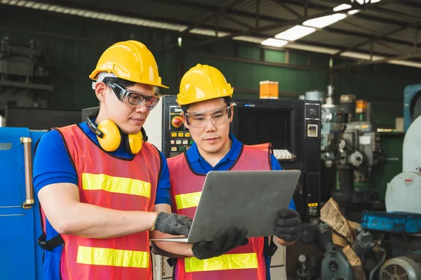 Lavoratori Industriali Asiatici Stanno Discutendo Lavoro Progetto Nei Grandi Impianti — Foto Stock