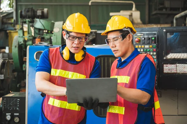 亚洲产业工人正在讨论带笔记本电脑的大型工厂的项目工作 — 图库照片