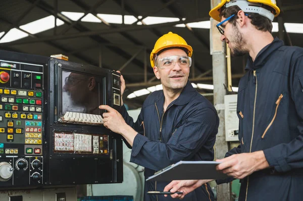 Industrial Workers Working Projects Large Industrial Plants Many Devices — Stock Photo, Image