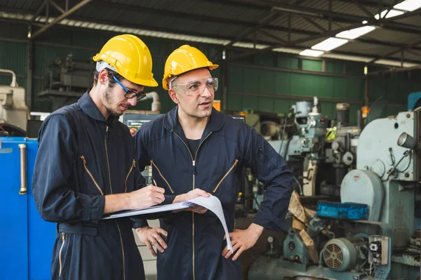 Lavoratori Industriali Stanno Lavorando Progetti Grandi Impianti Industriali Con Molti — Foto Stock