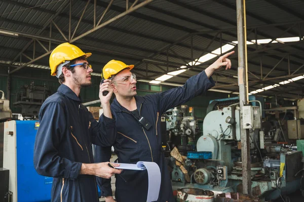 Lavoratori Industriali Stanno Lavorando Progetti Grandi Impianti Industriali Con Molti — Foto Stock