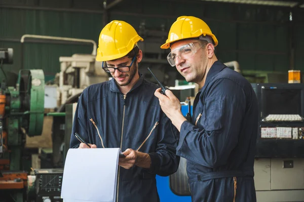 Lavoratori Industriali Stanno Lavorando Progetti Grandi Impianti Industriali Con Molti — Foto Stock