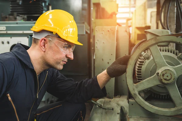 Industriële Werknemers Werken Aan Projecten Grote Industriële Installaties Met Veel — Stockfoto