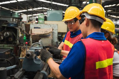Endüstriyel işçiler, büyük bir endüstriyel fabrikada çeşitli projeler üzerinde çalışıyor..