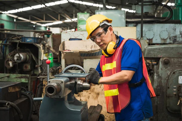 Trabalhadores Industriais Asiáticos Estão Trabalhando Projetos Grandes Instalações Industriais Com — Fotografia de Stock