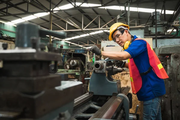 Aziatische Industriële Werknemers Werken Aan Projecten Grote Industriële Installaties Met — Stockfoto