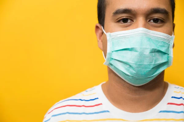 Close Jovem Asiático Homem Vestindo Proteção Máscara Facial Contra Coronavírus — Fotografia de Stock