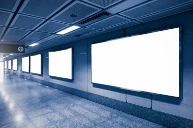 Metrodaki büyük reklam panoları.