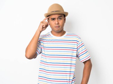 Asyalı genç adam ciddi ve düşünceli..