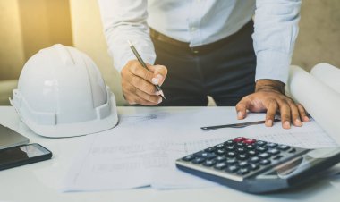 Mühendis ya da mimarlar masa başında proje planlıyorlar..