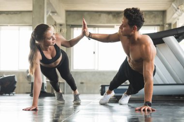 Çiftler birlikte spor yapan genç sporcuları severler. Ağırlık antrenmanı ve kardiyo programı kavramı.