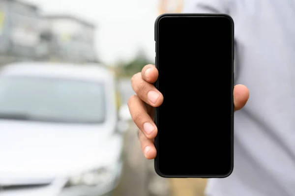 Fechar Mão Masculina Mostrando Tela Branco Smartphone Fundo Carro — Fotografia de Stock