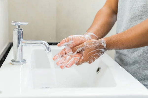 Hombre Lavándose Las Manos Con Jabón — Foto de Stock